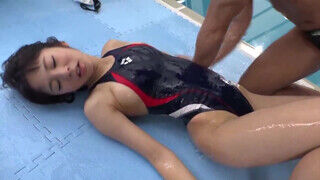 A japán fürdődresszes tinédzser leányzó Shoko Kumakura az perverz úszómester kúrja meg. - Erocenter.hu