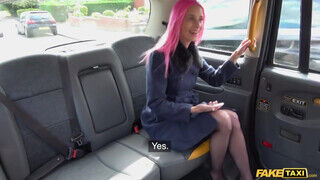 Roxy Lace a pink hajú tinédzser lotyó muffját a fekete taxis bassza - Erocenter.hu