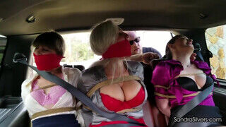 Csöcsös lányok megkötözve a kocsi hátsó ülésén - Erocenter.hu