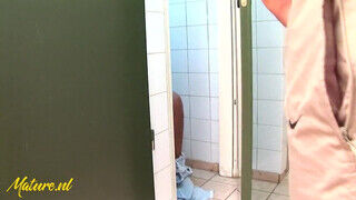 Korosodó csöcsös nő fekete kukacot szop a wcben - Erocenter.hu