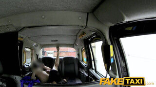 Skyler Mckay jól megkamatyolva a taxi hátsó ülésén