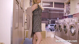 Mia Malkova a csinos világos szőke pornó színész szuka a mosodában reszel - Erocenter.hu