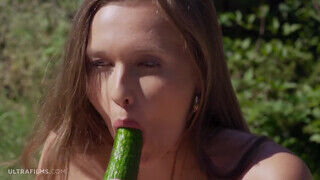 Stacy Cruz a nagyméretű cickós fiatal spiné megkívánja az uborkát masztizás közben - Erocenter.hu