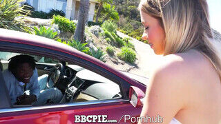 Khloe Kapri a karcsú világos szőke tinédzser kishölgy már a kocsiban bekapja a gigantikus fekete kukit - Erocenter.hu