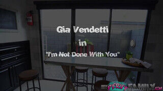 Gia Vendetti a mutatós hosszú combú latin nevelő húgi egy jót kamatyol a konyhában - Erocenter.hu