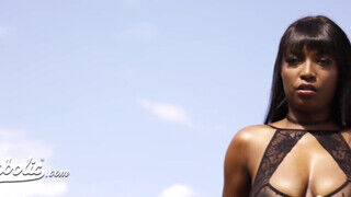 Daya Knight a orbitális popsikás fekete fiatalasszony imádja a termetes rúdat - Erocenter.hu