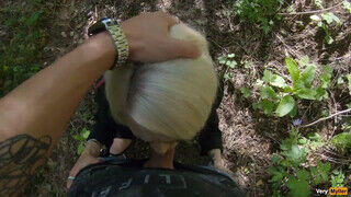 Olasz amatőr nőci az erdőben leszopja a hapekja faszát - Erocenter.hu