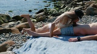 Világos Szőke amatőr bikinis barinő a tengerparton szop