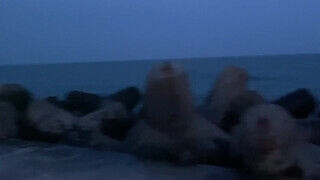 Amatőr hatalmas csöcsű csini kiscsaj hátulról bekúrva este a tengerparton - Erocenter.hu