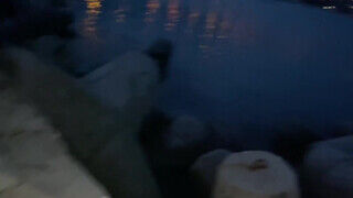 Amatőr hatalmas csöcsű csini kiscsaj hátulról bekúrva este a tengerparton - Erocenter.hu