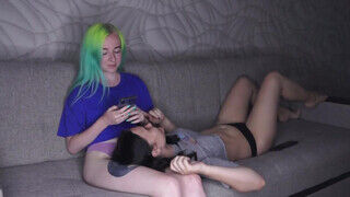 Orosz izgató lezbi fiatal lányok kinyalják egymást - Erocenter.hu