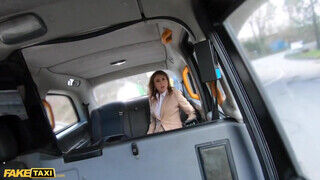 Julia North a baszható szépkorú nő a taxissal kúr a hátsó ülésen - Erocenter.hu