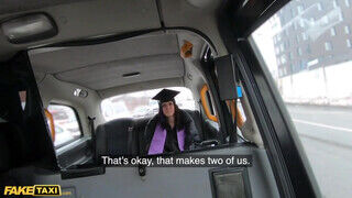 Melany Mendes sikeres vizsga után kúrel a taxissal a kocsiban - Erocenter.hu