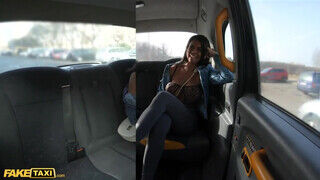 Chloe Lamour olcsóbban taxizik mert mindig hancúrozik a sofőrrel - Erocenter.hu