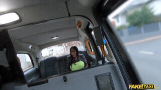 Ebony Mystique az óriás didkós fekete milf kedvet kapott egy baszáshoz a taxissal - Erocenter.hu