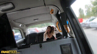 Lily Veroni a csábító tetkós milf élvezi ha reszelik a taxiban - Erocenter.hu