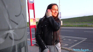 A buszmegállóban szólítja le a fiatalsszonyt a csávó - Erocenter.hu