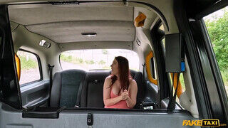 Mia Evans a tinédzser kicsike céda élvezettel bekapja a taxis farkát - Erocenter.hu