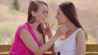 Sybil és Sia Siberia a tinédzser lezbi barinők a szabadban nyalakodnak - Erocenter.hu