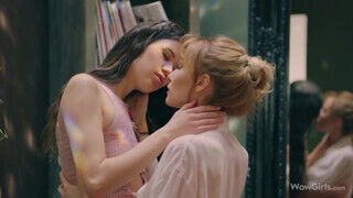 Evelin Elle és Kelly Collins az orosz leszbikus lányok izgatják egymást - Erocenter.hu