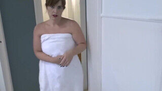 Montse Swinger a méretes popsikás korosodó nő fürdés után megrakva a hotel szobában - Erocenter.hu