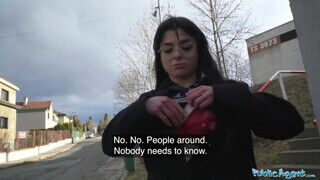 Nadia Lapiedra a szemüveges kitetovált tinédzser nőci bekapja a kukit - Erocenter.hu