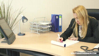 Fiatal titkárnő és az korosodó faszi egy jót szeretkeznek az irodában - Erocenter.hu