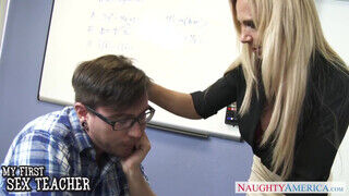 Brooke Tyler az óriás didkós tanárnéni a diák fószerrel kúr - Erocenter.hu