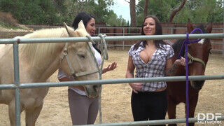 Missy Martinez és Lylith Lavey a termetes keblű lovász csajok közösen élvezkednek - Erocenter.hu
