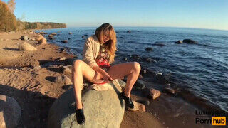 Luxury Girl peckezik a tengerparton egy gigászi fekete dildóval - Erocenter.hu