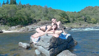 Szeretkezés a sziklákon a folyóparton egy amatőr párral - Erocenter.hu