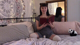 Sophia Wolfe a csöcsös amatőr kiscsaj szeret olvasás közben masztizni - Erocenter.hu