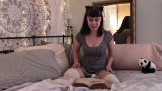 Sophia Wolfe a csöcsös amatőr kiscsaj szeret olvasás közben masztizni - Erocenter.hu