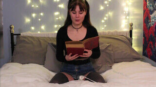 Sophia Wolfe a tinédzser spiné olvasás közben maszturbál - Erocenter.hu
