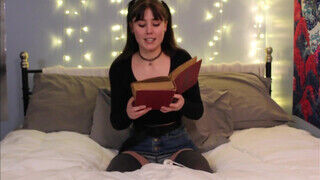 Sophia Wolfe a tinédzser spiné olvasás közben maszturbál - Erocenter.hu