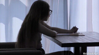 Bella Grey a 18 éves diáklány tanulás helyett kettyinteni akar - Erocenter.hu