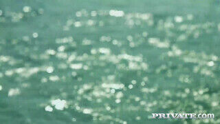 Alexa Flexy a karcsú világos szőke spiné édeshármasban kufircol a medence parton - Erocenter.hu