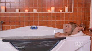 Anastasia Sweet a izgató francia kishölgy megmutatja a fürdőben a testét