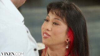 Jade Kush a szép gigantikus didkós ázsiai fiatalasszony puncija megpakolva - Erocenter.hu