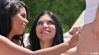 Kira Queen és Kesha Ortega a kolosszális didkós biszex milfek édeshármasban szexelnek - Erocenter.hu