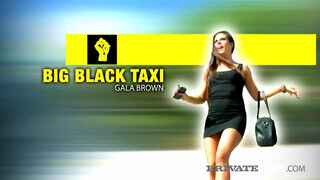 Gala Brown a taxiban kamatyol a fekete sofőrrel - Erocenter.hu