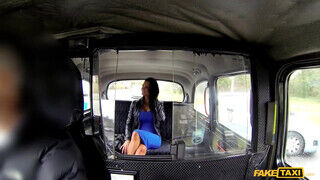 Jasmine Jae a bűbájos csöcsös milf kinyalva és megszexelve a taxiban - Erocenter.hu