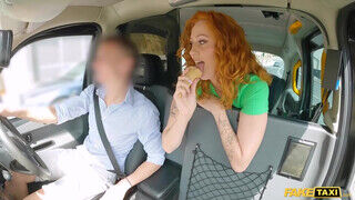 Cherry Candle a csini vörös hajú kishölgy nem csak a fagyit kedveli nyalni a taxiban - Erocenter.hu