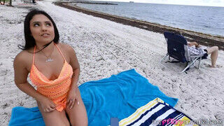 Serena Santos a bűbájos spanyol kis csaj bekúrva a tengerparton - Erocenter.hu