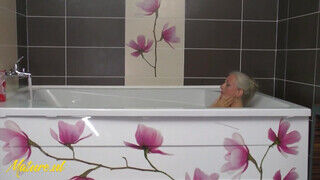 Öreg nő és az új szeretője a fürdőben kufirconlak - Erocenter.hu