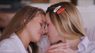 Erika Eden és Olivia Sparkle a sulis lesbi csajok megkívánták egymást testét - Erocenter.hu