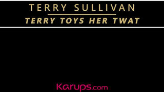 Terry Sullivan a hatalmas tőgyes tetkós nőci kényezteti magát - Erocenter.hu