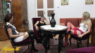 Szőrös cunis nagyika és a leszbikus barinők kényeztetik egymás punciját - Erocenter.hu