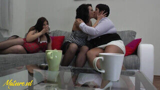 Terhes tinédzser bige és a lesbi vén nők szopkodják egymás nedves punciját - Erocenter.hu