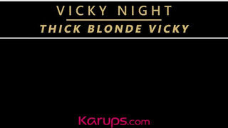 Vicky Night a gigantikus kannás szöszi öreg nő kényezteti a punciját - Erocenter.hu